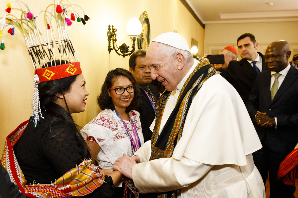Su Santidad el Papa Francisco se reúne con los pueblos indígenas durante el Consejo de Gobernadores del IFAD